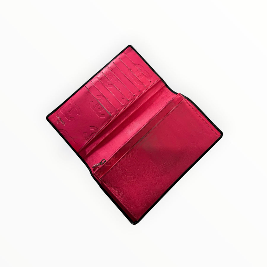 Intérieur rose vif en cuir embossé du portefeuille long Secondstore Chanel avec compartiments et poche zippée