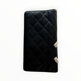 Portefeuille long Secondstore Chanel en cuir noir matelassé avec logo CC blanc contrastant sur le rabat