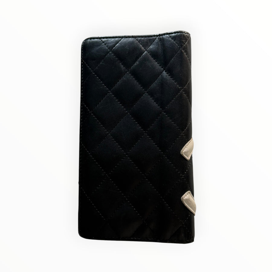 Portefeuille long Secondstore Chanel en cuir noir matelassé avec logo CC blanc contrastant sur le rabat