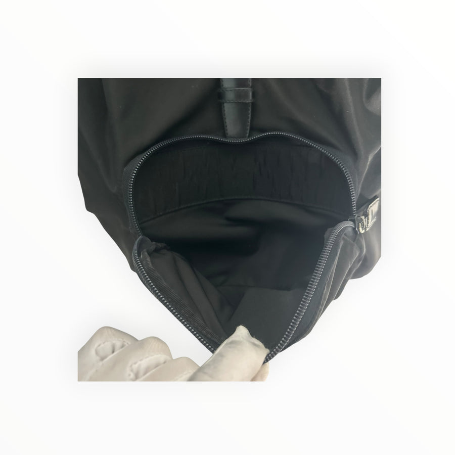 Poche frontale zippée ouverte du sac à dos Secondstore Prada en nylon noir avec doublure intérieure