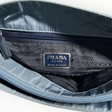 Intérieur du sac à main Secondstore Prada en nylon gris-bleu avec doublure jacquard logotypée et plaque métallique