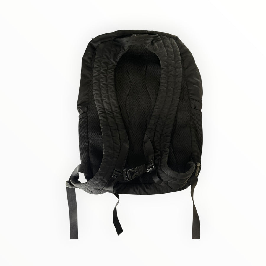 Vue arrière du sac à dos noir Secondstore C.P. Company en nylon avec bretelles ergonomiques et panneau en mesh