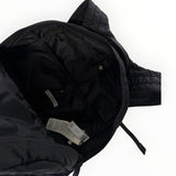 Intérieur du sac à dos noir en nylon Secondstore C.P. Company avec étiquette de marque et compartiments zippés
