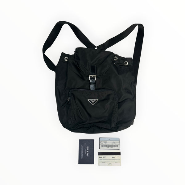 Sac à dos Secondstore Prada en nylon noir avec poche frontale zippée, rabat à boucle et cartes d'authenticité