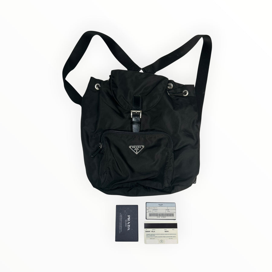 Sac à dos Secondstore Prada en nylon noir avec poche frontale zippée, rabat à boucle et cartes d'authenticité
