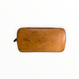 Vue de dessous du sac à main Louis Vuitton Alma en cuir naturel patiné, proposé par Secondstore