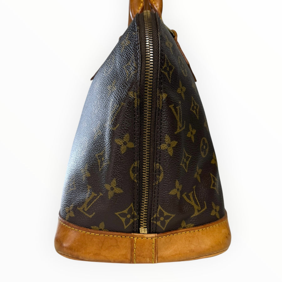 Vue latérale du sac à main Secondstore Louis Vuitton Alma en toile Monogram marron avec finitions en cuir naturel