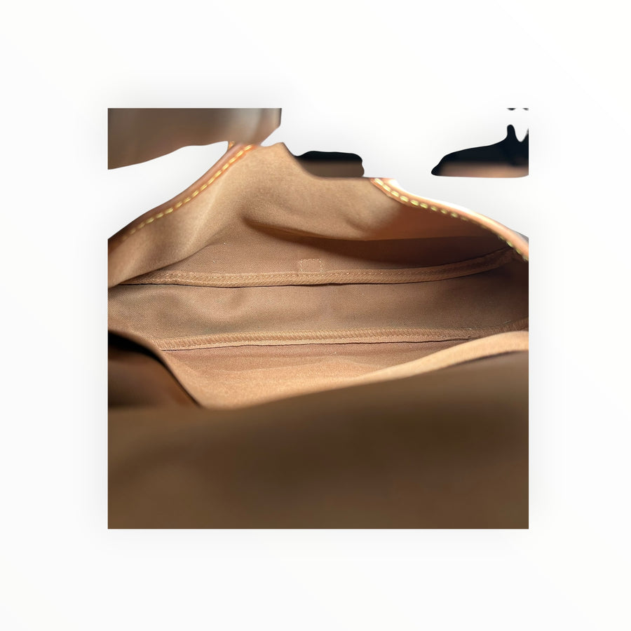 Intérieur spacieux en toile marron du sac bandoulière Secondstore Louis Vuitton avec finitions en cuir