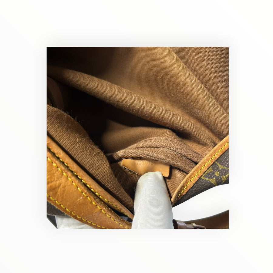 Intérieur du sac besace Louis Vuitton Secondstore en toile Monogram marron avec doublure textile et étiquette en cuir