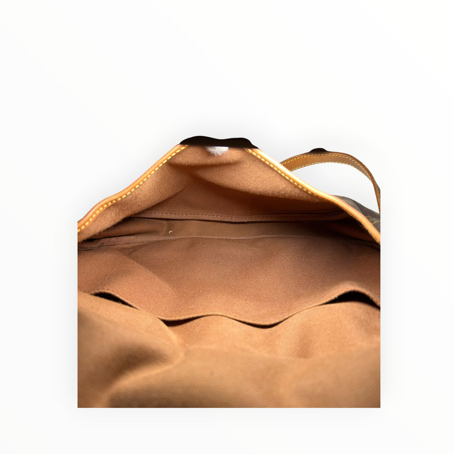 Intérieur spacieux en toile marron du sac bandoulière Louis Vuitton Secondstore avec poches de rangement