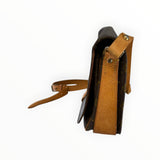 Sac bandoulière Secondstore Louis Vuitton en toile Monogram marron avec finitions en cuir naturel, vue de profil.