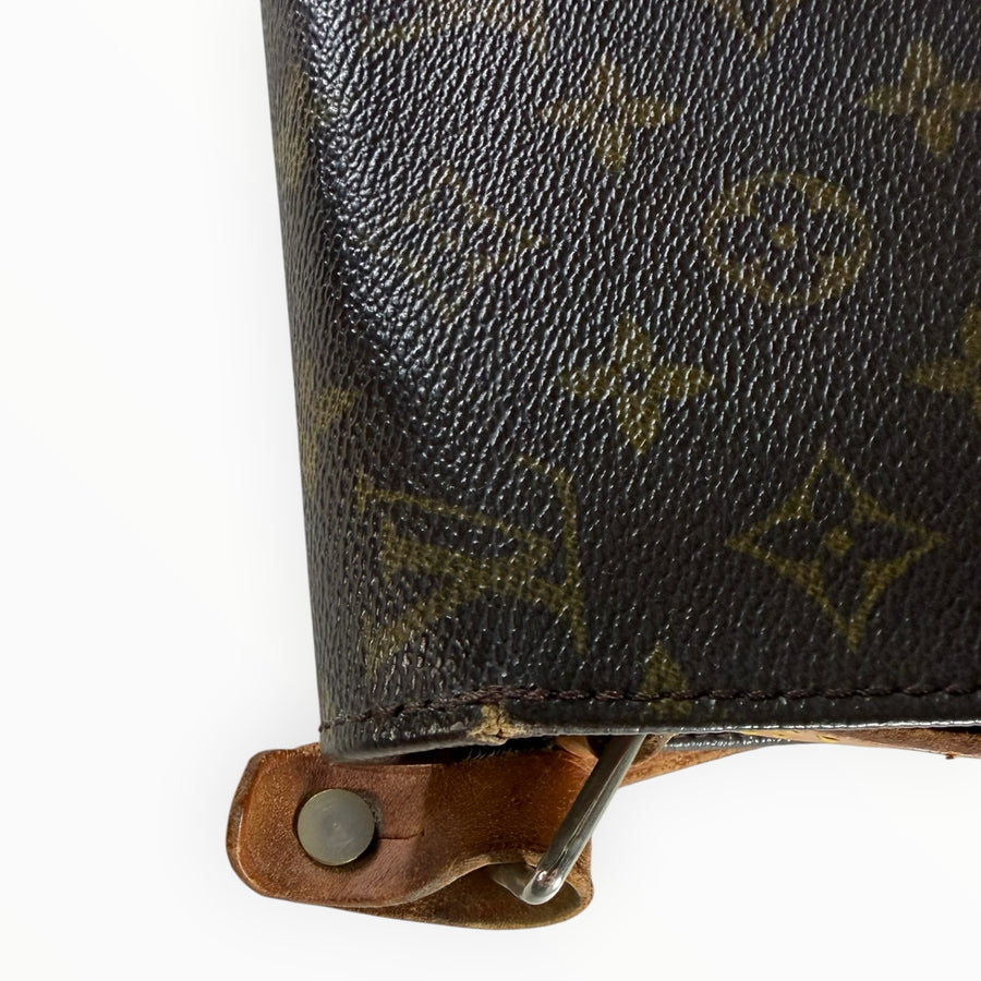 Gros plan sur la toile Monogram marron et les finitions en cuir naturel d'un sac bandoulière Secondstore Louis Vuitton