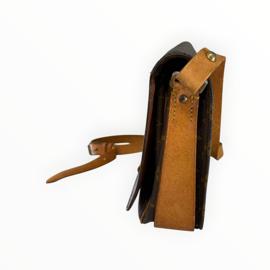 Sac bandoulière Secondstore Louis Vuitton en toile Monogram marron avec finitions en cuir naturel, vue de profil.
