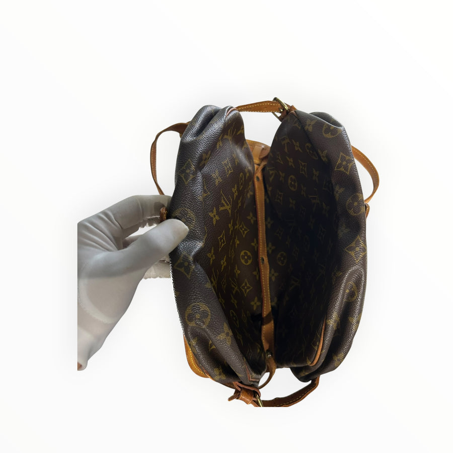 Intérieur du sac bandoulière Secondstore Louis Vuitton en toile Monogram marron avec finitions en cuir naturel