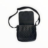 Sac bandoulière Secondstore Louis Vuitton en toile Damier Graphite gris et noir avec rabat ouvert