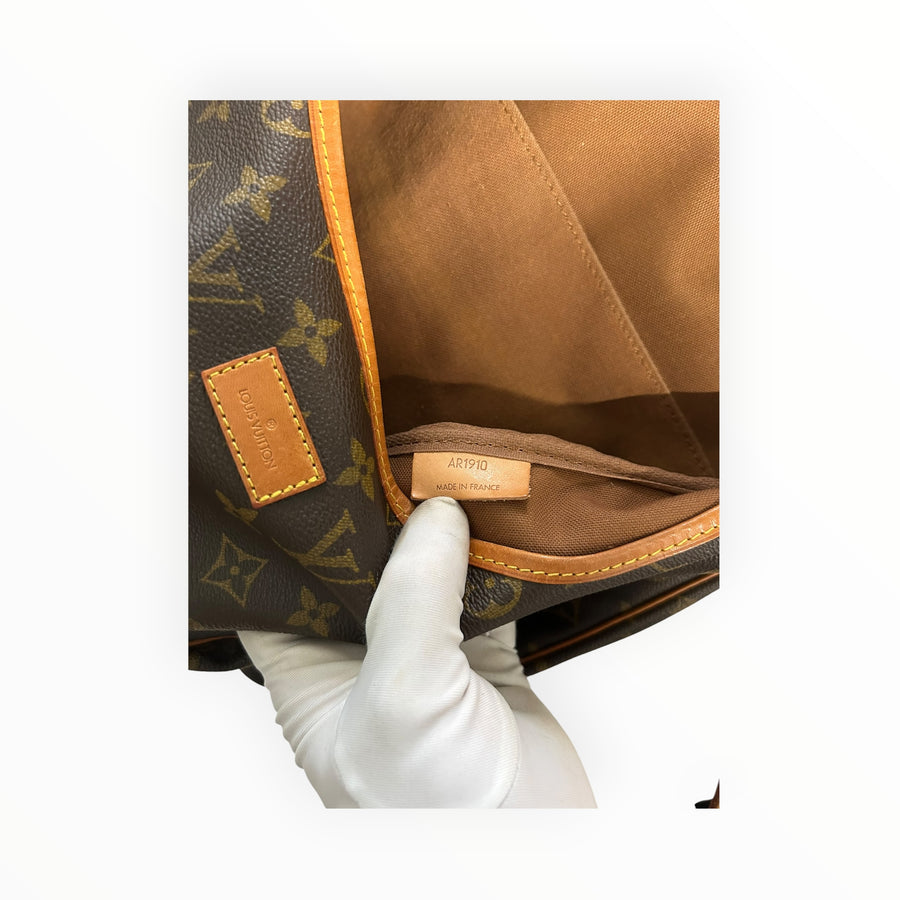 Détail intérieur du sac besace Secondstore Louis Vuitton en toile Monogram marron avec étiquette de fabrication