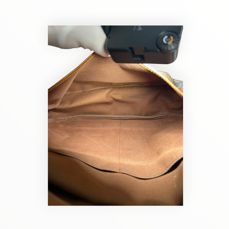 Intérieur spacieux en toile marron du sac besace Secondstore Louis Vuitton avec compartiments organisés
