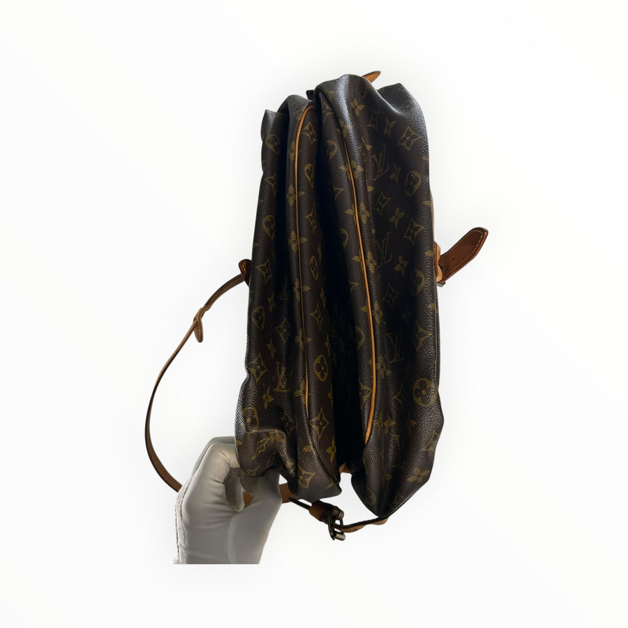 Vue latérale du sac besace Secondstore Louis Vuitton en toile Monogram marron avec finitions en cuir naturel