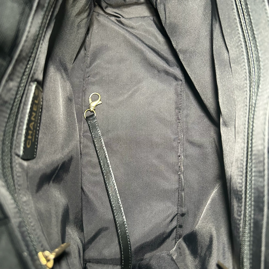 Intérieur spacieux du sac cabas Secondstore Chanel en toile noire avec attache-clés et étiquette logo