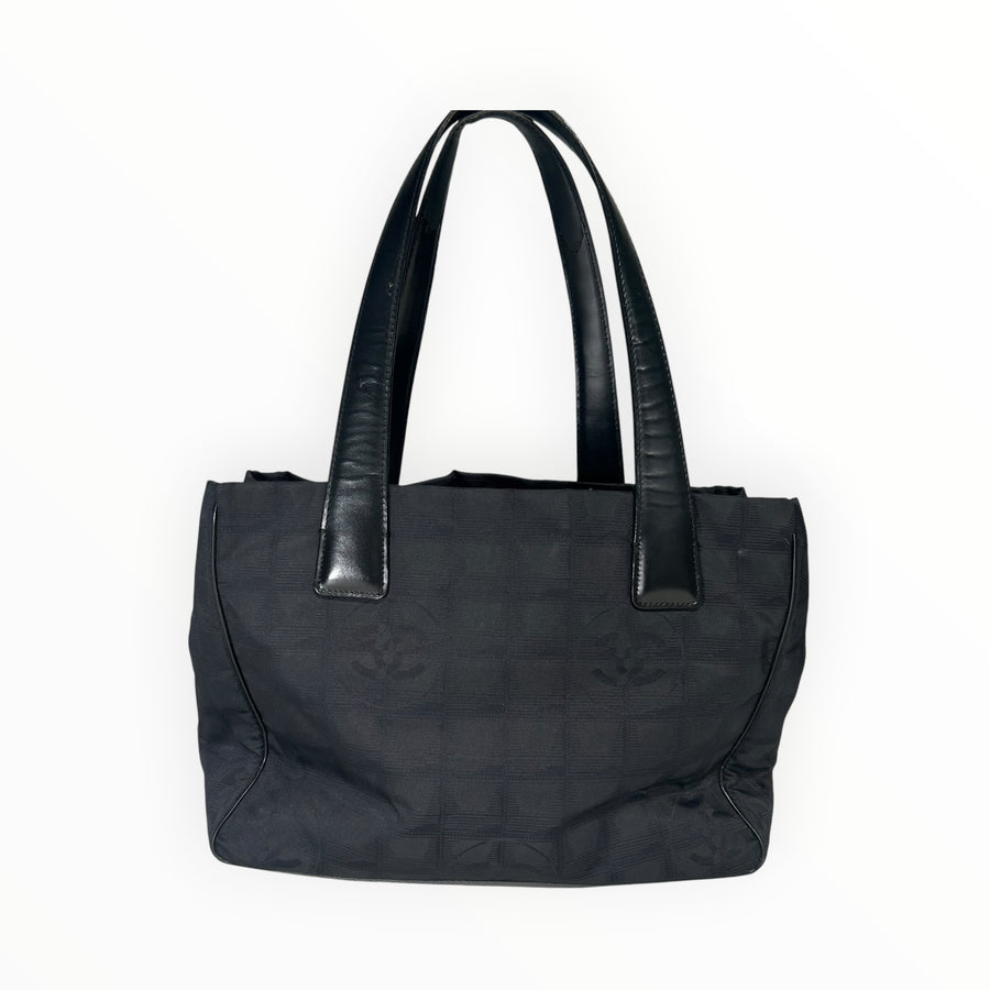 Sac cabas Secondstore Chanel en toile noire New Travel Line avec anses en cuir et motif monogramme discret