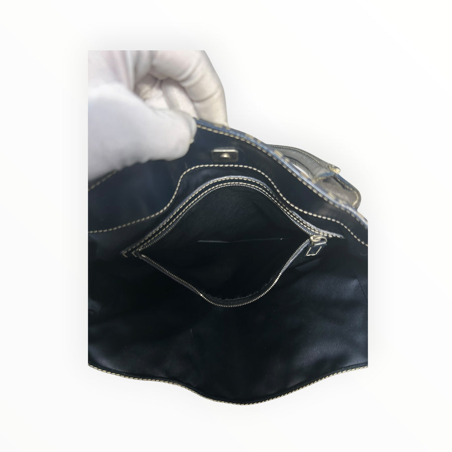Intérieur du sac cabas Secondstore Fendi en toile noire avec poche zippée et finitions en cuir