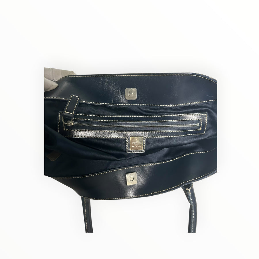 Intérieur du sac cabas Secondstore Fendi en toile noire avec poche zippée, finitions en cuir et plaque logo métallique