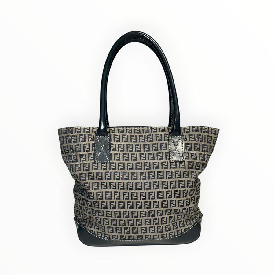 Sac cabas Secondstore Fendi en toile monogrammée avec anses et base en cuir noir, design élégant et spacieux.