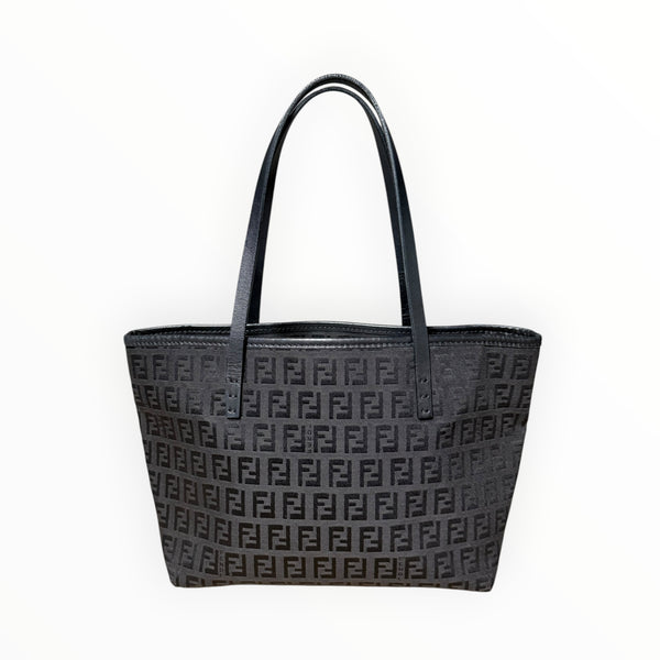 Sac cabas Secondstore Fendi en toile noire avec motif Zucca ton sur ton et anses en cuir pour un style élégant.