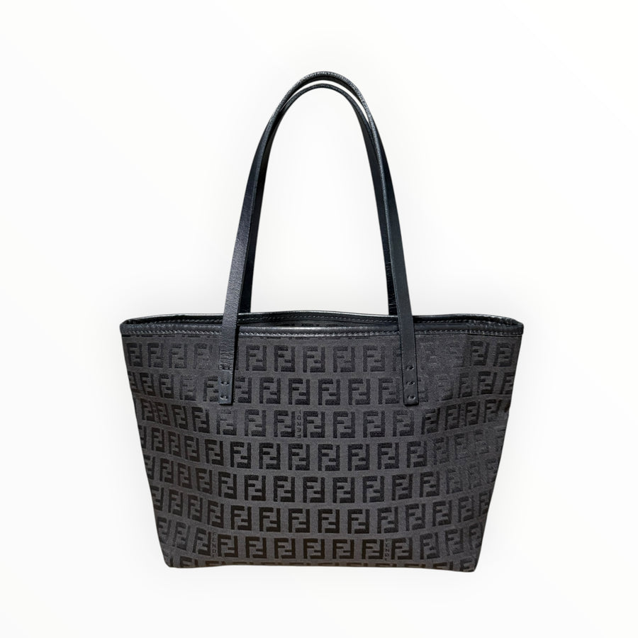Sac cabas Secondstore Fendi en toile noire avec motif Zucca ton sur ton et anses en cuir pour un style élégant.