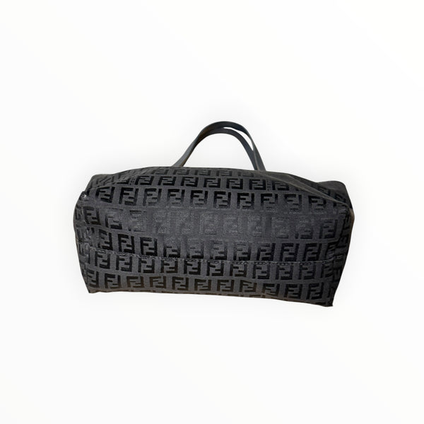 Sac cabas Secondstore Fendi en toile noire avec motif Zucca ton sur ton et anses en cuir