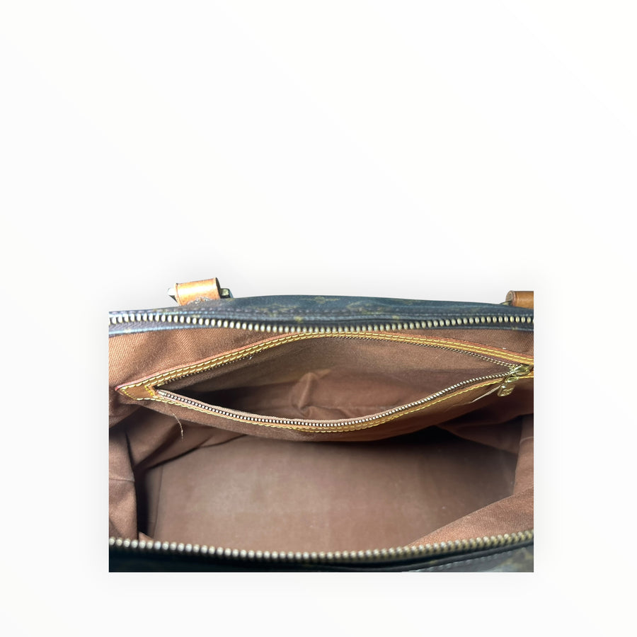 Intérieur spacieux du sac cabas Secondstore Louis Vuitton en toile monogrammée avec doublure textile et poche zippée