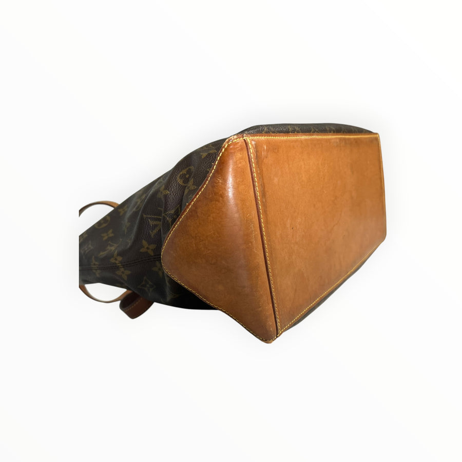 Vue de dessous du sac cabas Secondstore Louis Vuitton en toile enduite monogrammée avec base en cuir de vachette