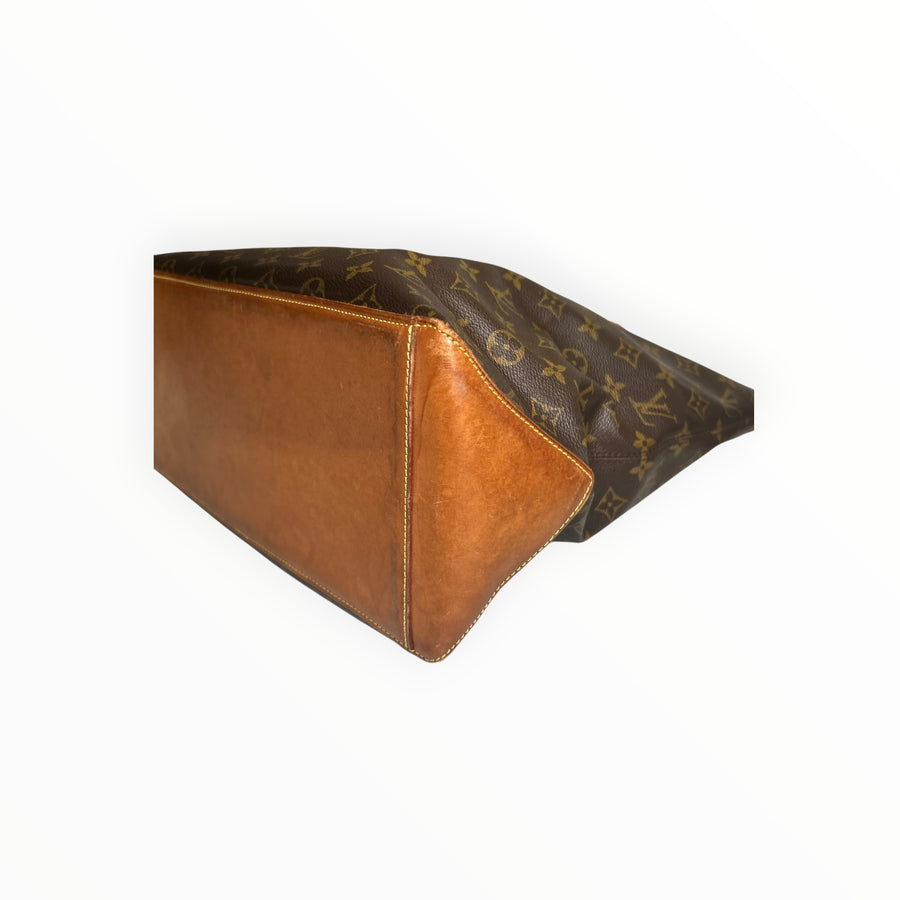 Vue de dessous du sac cabas Secondstore Louis Vuitton en toile monogrammée avec base en cuir de vachette naturel
