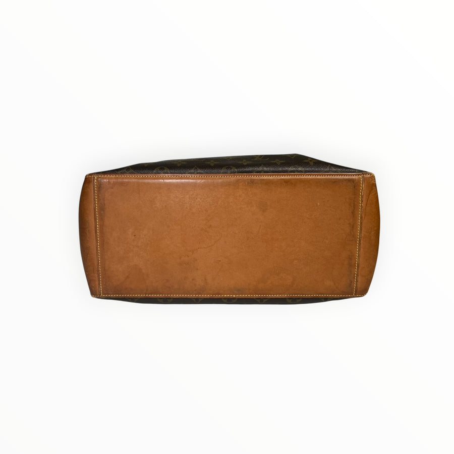 Vue de dessous du sac cabas Secondstore Louis Vuitton en toile monogrammée avec base en cuir de vachette naturel
