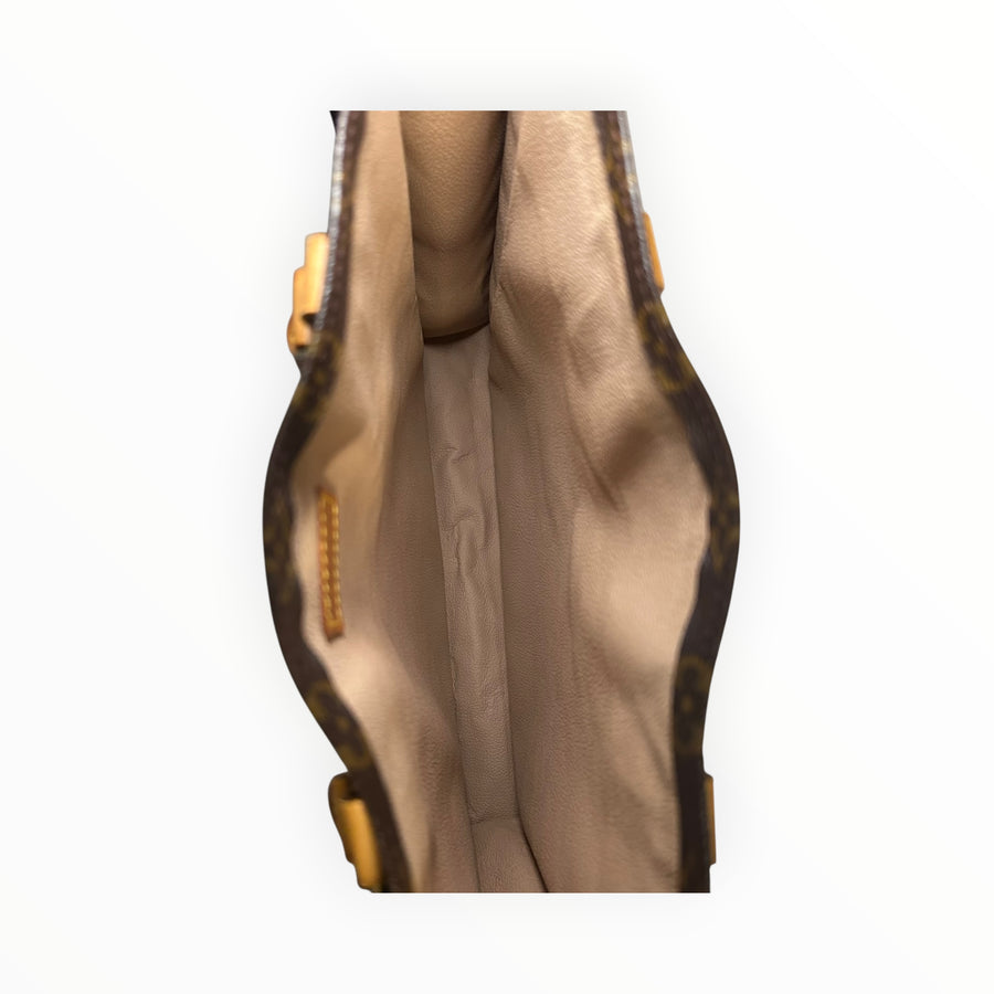 Vue intérieure du sac cabas Secondstore Louis Vuitton en toile Monogram avec doublure beige spacieuse