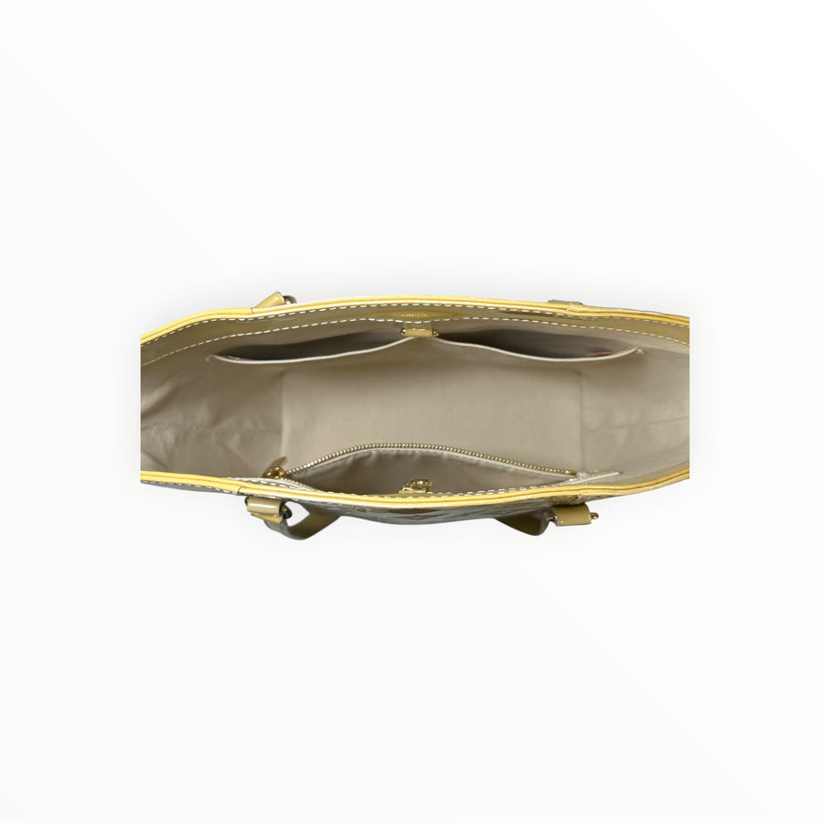 Vue intérieure du sac cabas Secondstore Louis Vuitton en cuir verni jaune avec poches et doublure textile beige
