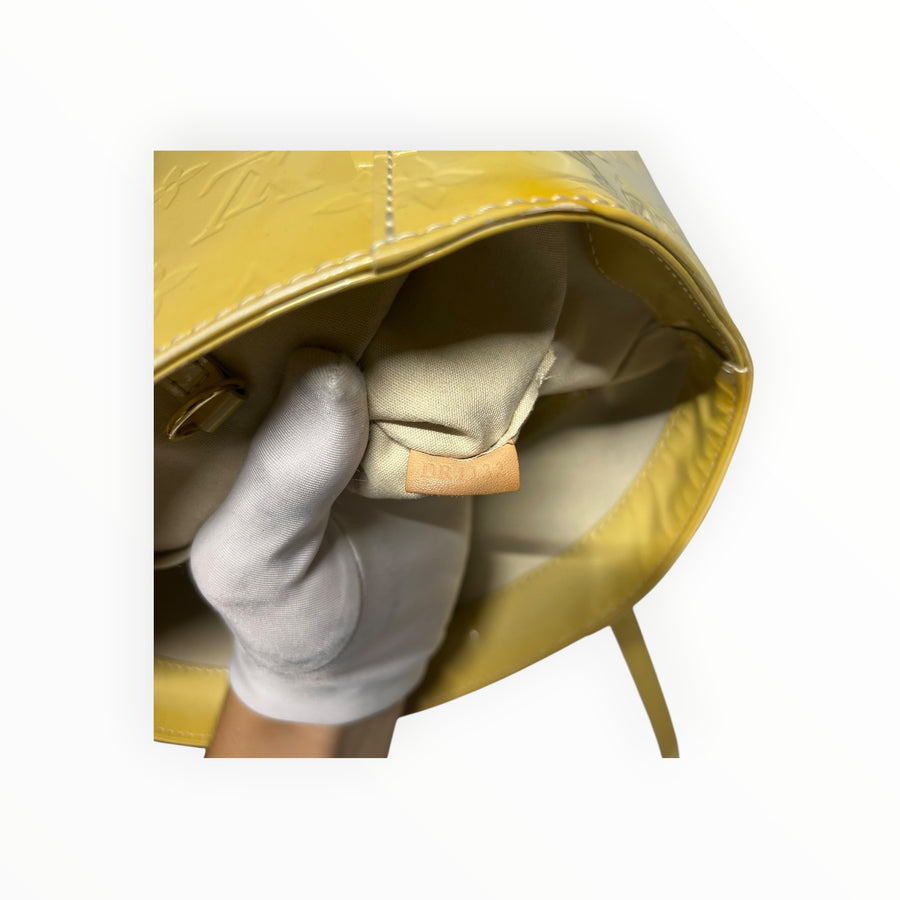 Intérieur du sac cabas Secondstore Louis Vuitton en cuir verni jaune avec étiquette de marque et doublure textile