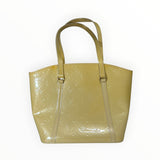 Sac cabas Secondstore Louis Vuitton en cuir verni jaune pâle avec motif Monogram embossé et finitions dorées