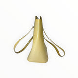 Sac cabas Secondstore Louis Vuitton en cuir verni jaune pâle avec motif Monogram embossé et anses, vue de profil