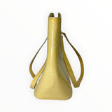 Sac cabas Secondstore Louis Vuitton en cuir verni jaune pâle avec motif Monogram embossé et anses, vue de profil.