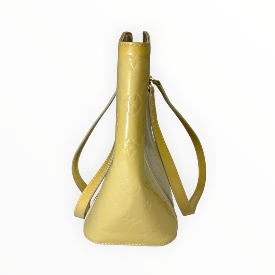 Sac cabas Secondstore Louis Vuitton en cuir verni jaune pâle avec motif Monogram embossé et anses, vue de profil.