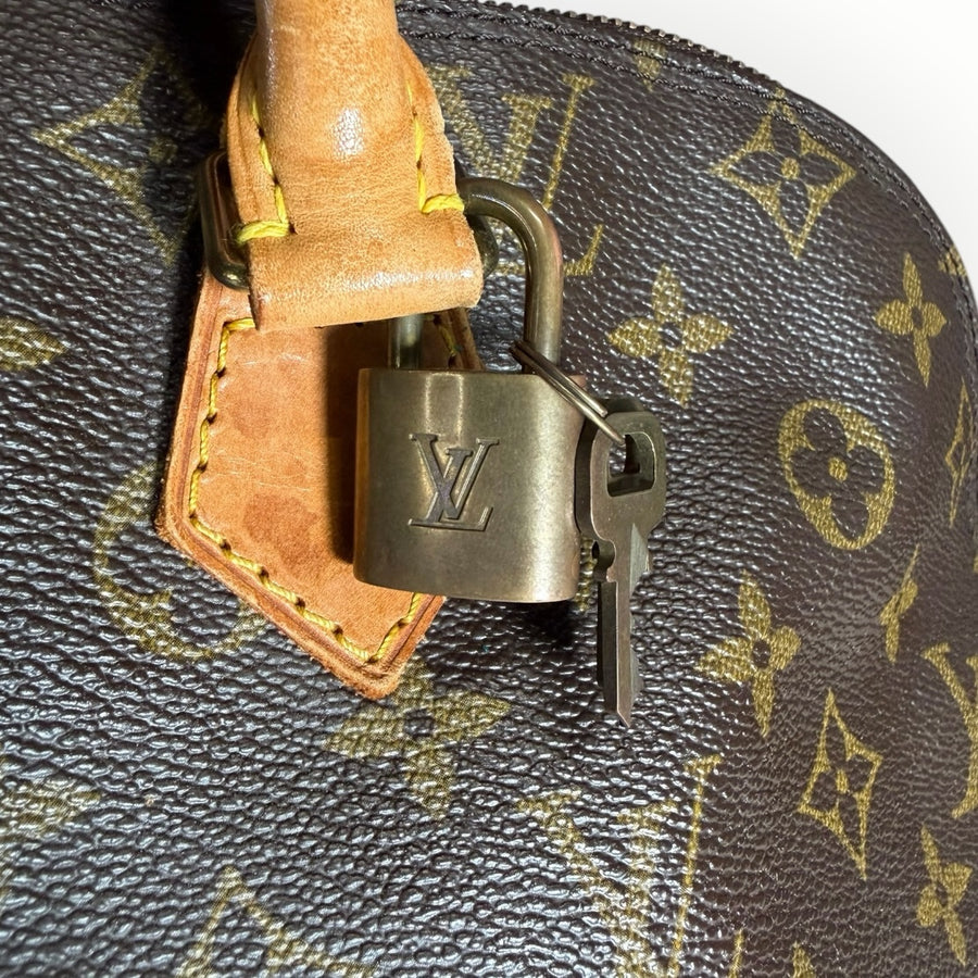 Cadenas doré avec clé sur sac à main Secondstore Louis Vuitton Alma en toile Monogram marron et cuir naturel