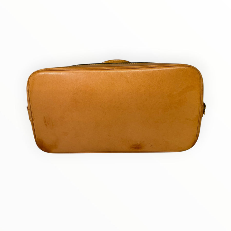 Vue de dessous du sac à main Secondstore Louis Vuitton Alma en cuir de vachette naturel avec patine vintage