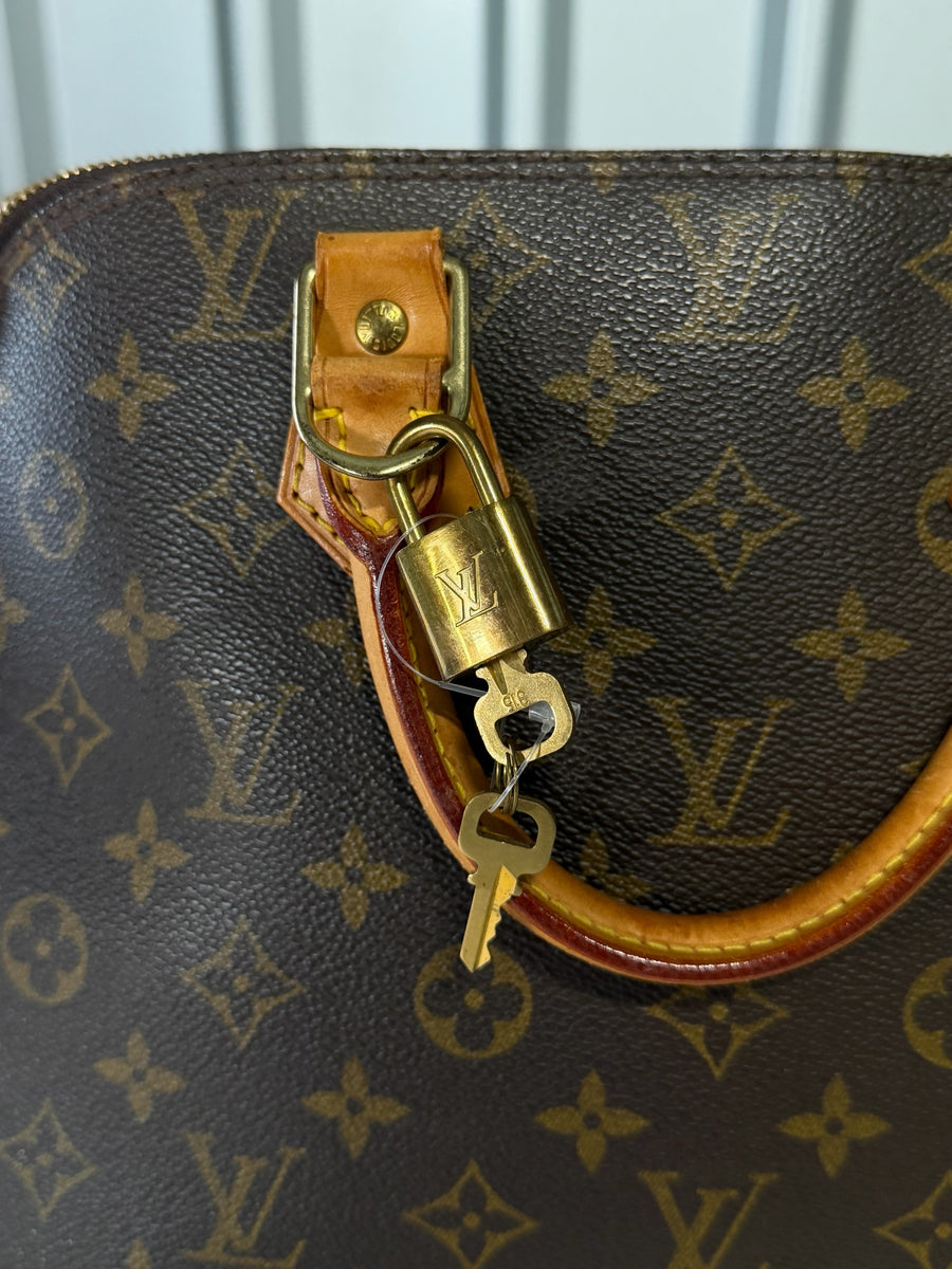 Détail du sac Secondstore Louis Vuitton Alma en toile Monogram marron avec cadenas et clés en métal doré