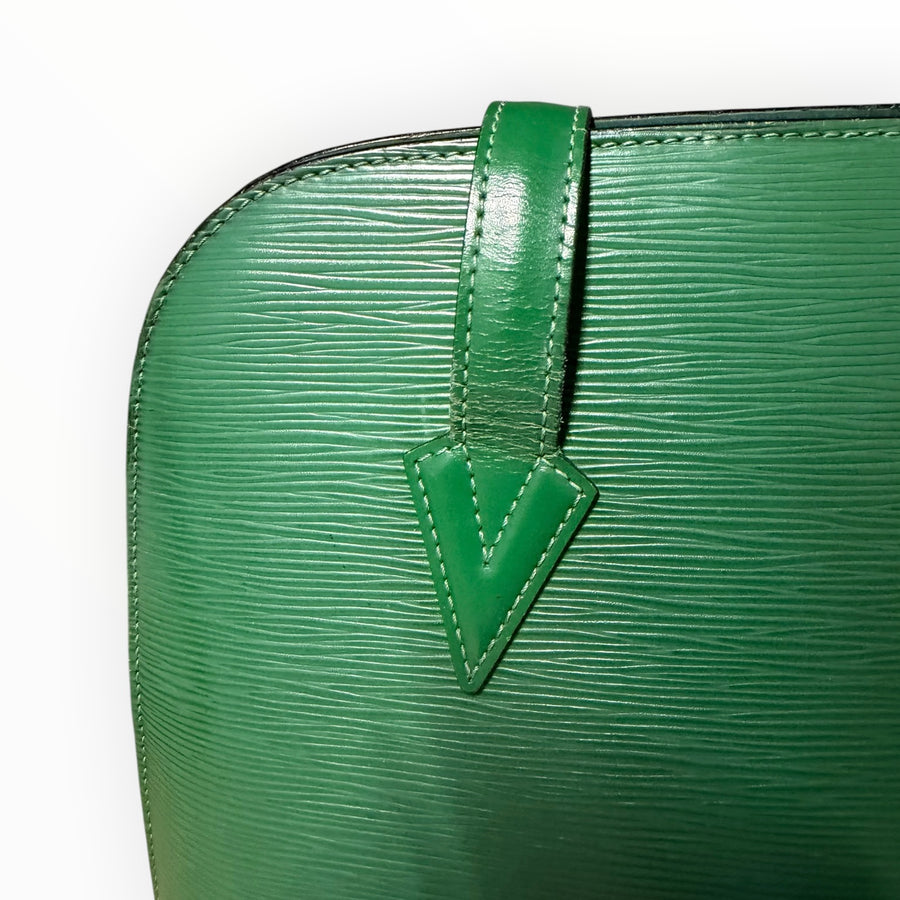 Détail du sac à main Secondstore Louis Vuitton en cuir Épi vert grainé avec couture en forme de V