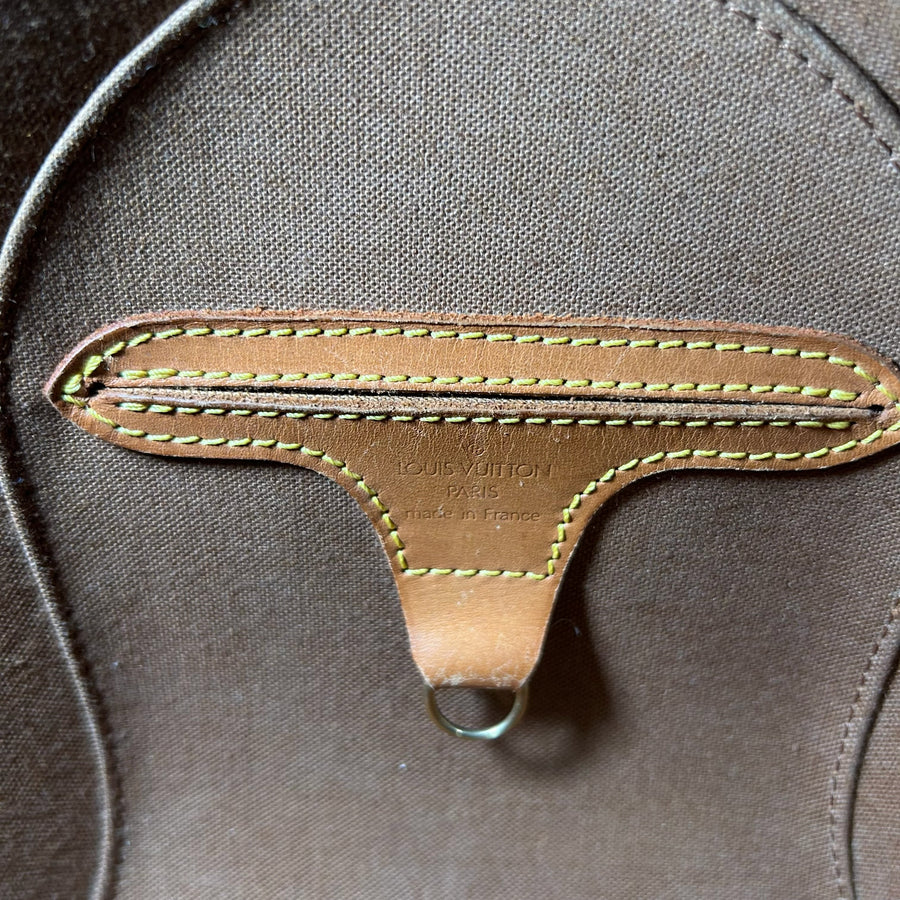 Détail de l'étiquette intérieure en cuir avec logo Louis Vuitton embossé dans un sac Secondstore en toile marron