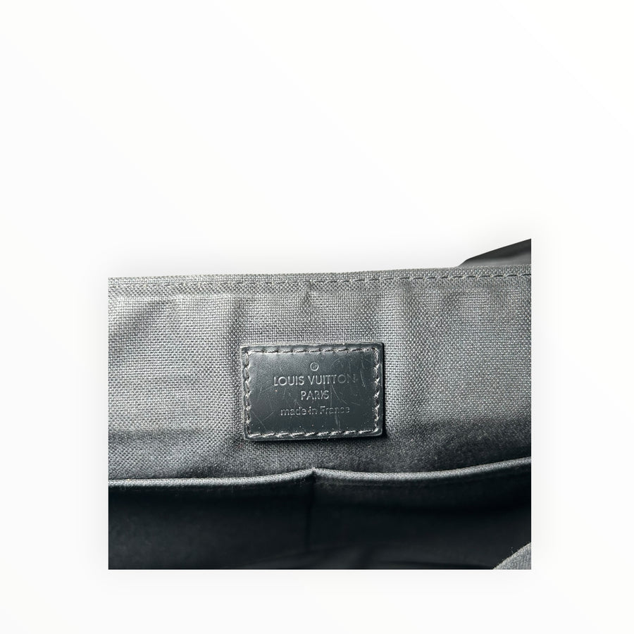 Etiquette intérieure en cuir avec logo Louis Vuitton embossé dans un sac Secondstore en toile Damier Graphite