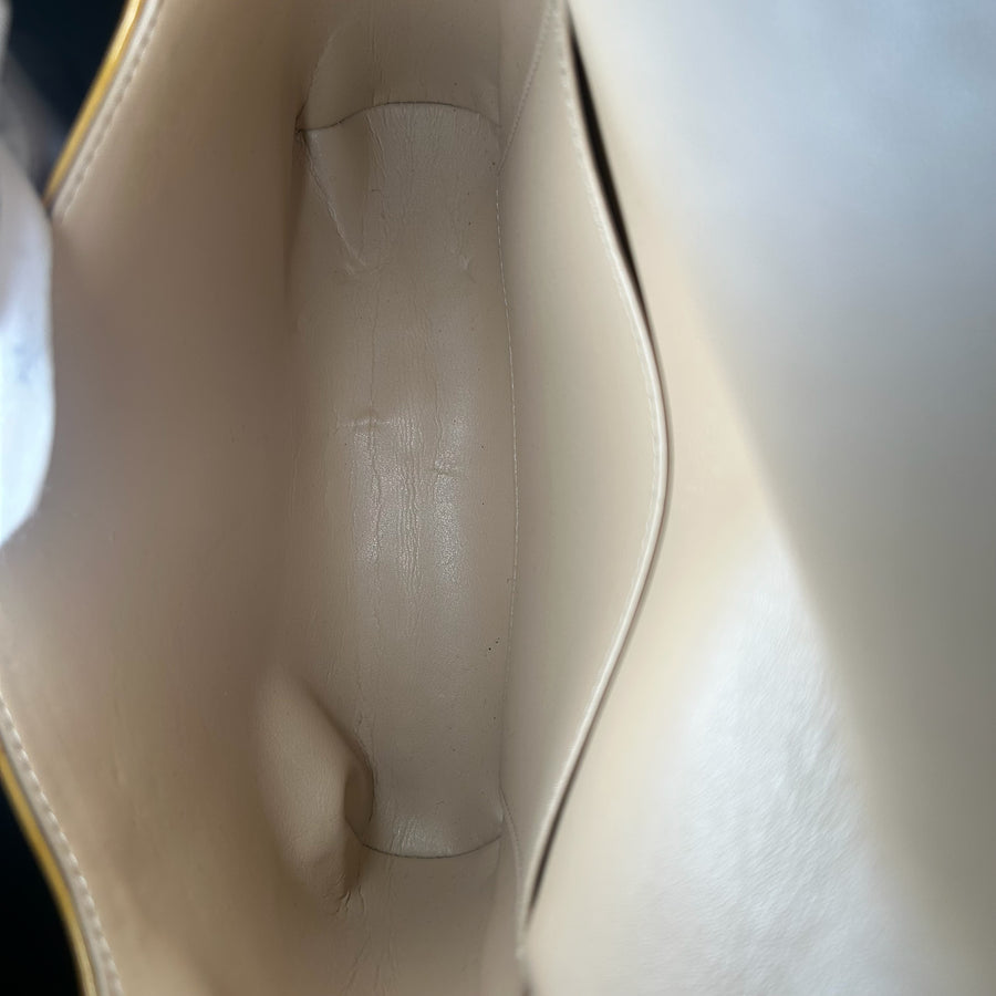 Intérieur beige en cuir souple du sac à main Louis Vuitton Secondstore avec compartiment spacieux