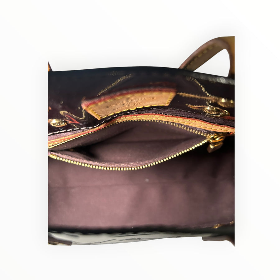 Intérieur du sac à main Secondstore Louis Vuitton en cuir verni noir avec poche zippée et doublure textile