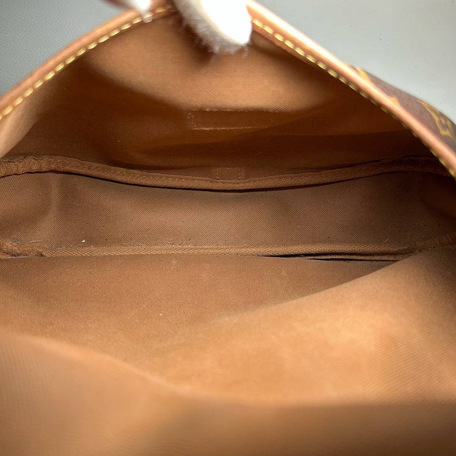 Intérieur spacieux et doublure textile marron du sac bandoulière Louis Vuitton proposé par Secondstore